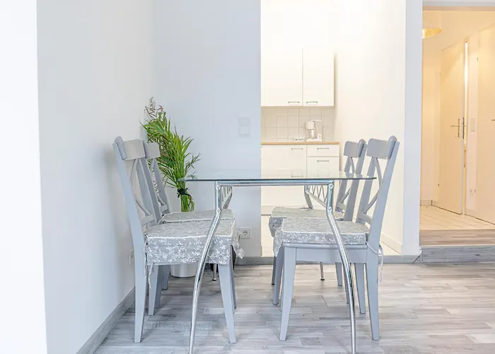 Lovely 2br & 1lr In The Heart Of *