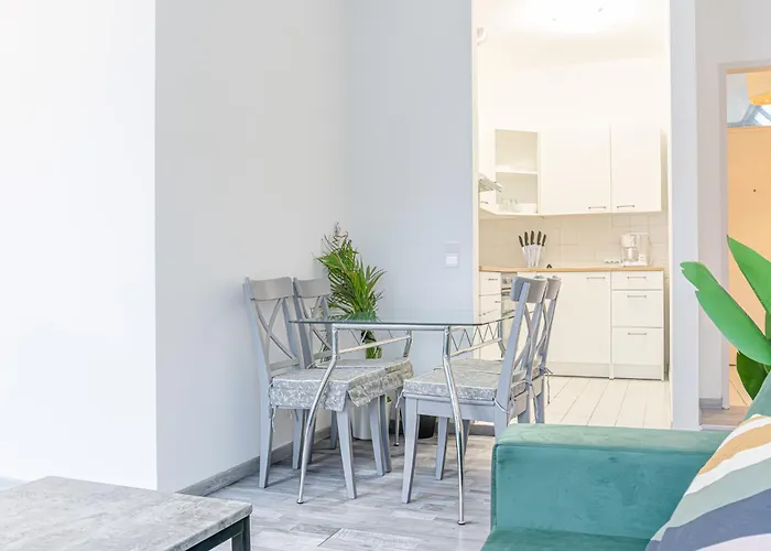 Lovely 2br & 1lr In The Heart Of *